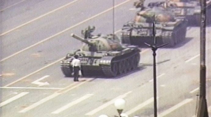 La célebre imagen que dio a conocer la represión china al mundo: un civil enfrentándose a los tanques del Régimen