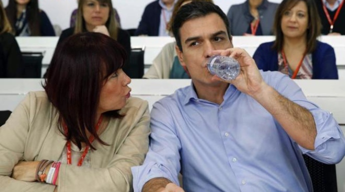 Pedro Sánchez, junto a Mikaela Navarro, cuando este era la presidenta del PSOE.