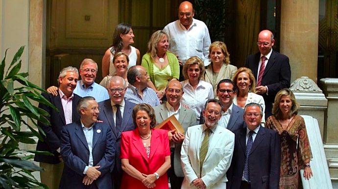 Rita Barberá junto a los concejales de su grupo en el Ayuntamiento de Valencia.