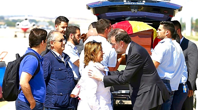 Mariano Rajoy recibe el féretro del "héroe del monopatín". 