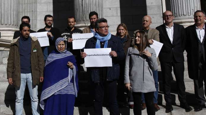 Una protesta saharaui con el lema #EspañaNoDescoloniza, celebrada en noviembre de 2016 frente al Congreso. En ella, con apenas diez personas, participó el diputado del PSOE Odón Elorza, exalcalde de San Sebastián