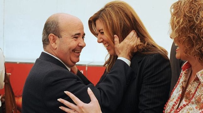 El exdirigente del PSOE-A, Gaspar Zarrías, junto a la presidenta andaluza.