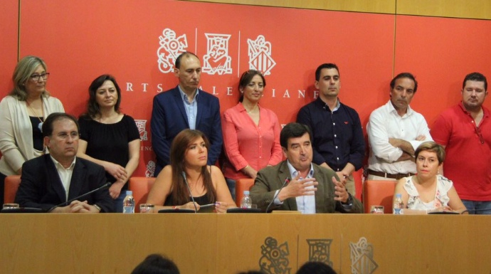 Los dirigentes de C's en Valencia junto a los parlamentarios afines a la dirección nacional.