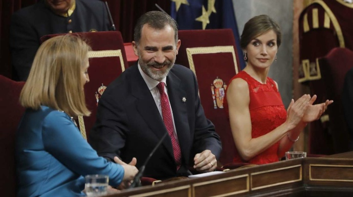 El Rey Felipe VI, en un gesto cariñoso con la presidenta del Congreso, Ana Pastor.