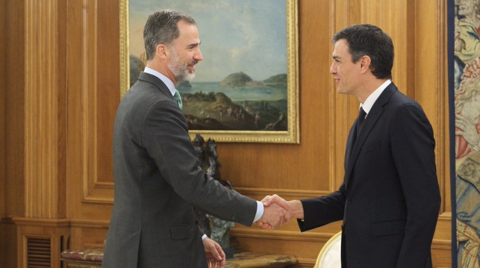 Felipe VI con Pedro Sánchez, este martes en La Zarzuela.