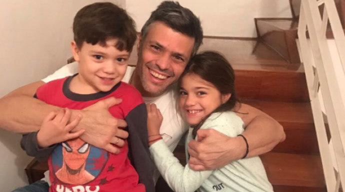 La primera foto de Leopoldo López con sus hijos tras 40 meses en prisión.