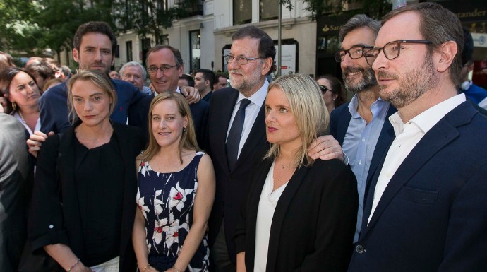 Mariano Rajoy y Marimar Blanco encabezando el homenaje de este lunes en la sede del PP. 