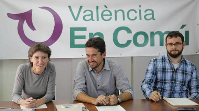 En el medio el ya dimitido Jordi Peris. A ambos lados los otros dos concejales de Valencia en Comú.