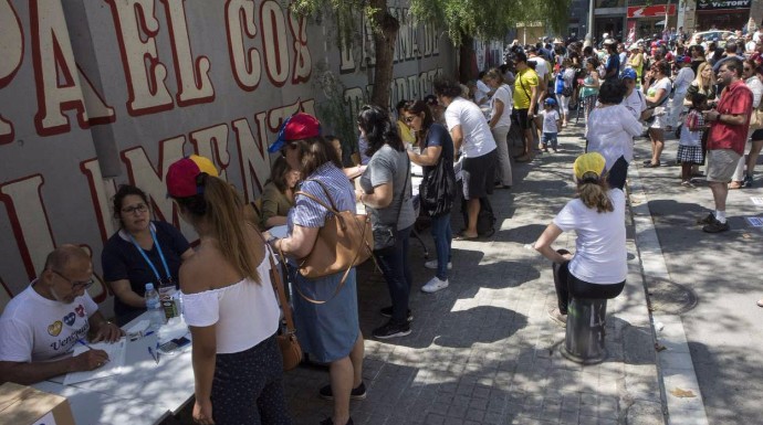 Miles de venezolanos tuvieron que votar en la calle en Barcelona, bajo un sol abrasador.