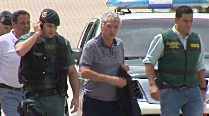 Villar, en el momento de ser detenido por la Guardia Civl para su traslado a Las Rozas