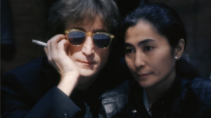 Lennon, hasta la zona nasal de Yoko, en trance otra vez