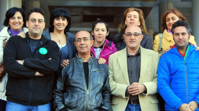 La  sección sindical de UGT en Alcorcón: el segundo por la derecha, abajo, es su secretario general, agraciado con una plaza de funcionario junto a su mujer