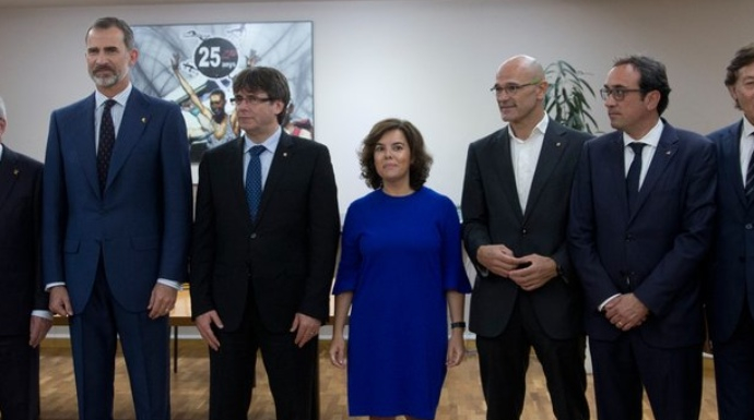 Puigdemont, flanqueado por el Rey y la vicepresidenta.