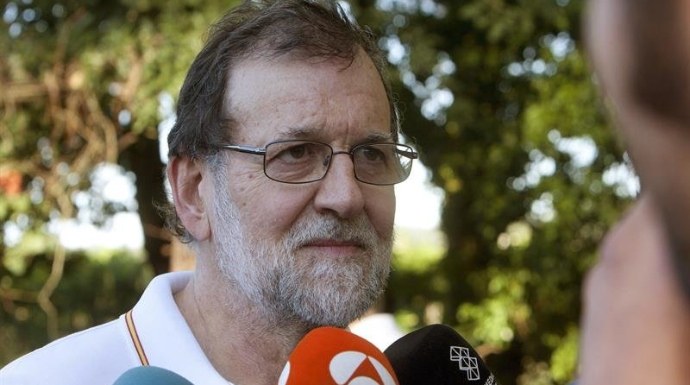 Rajoy, este miércoles, atendiendo a los medios en Ribadumia.