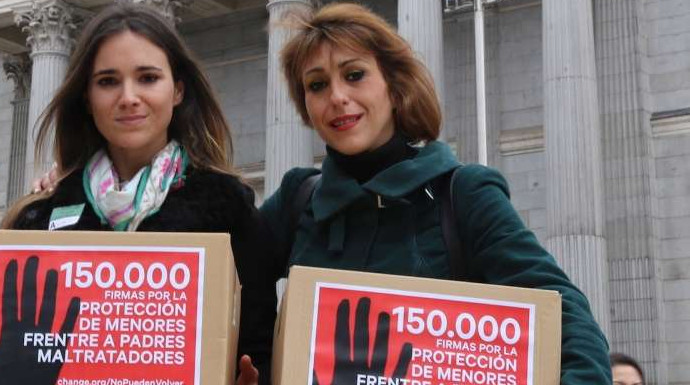 Vanessa Skewes y Juana Rivas (derecha) frente al Congreso de los Diputados, en enero de 2017