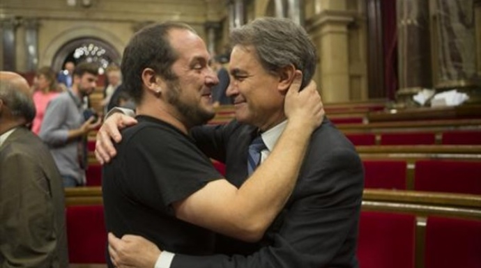El dirigente de la CUP, David Fernández, en un cálido abrazo a Artur Mas.