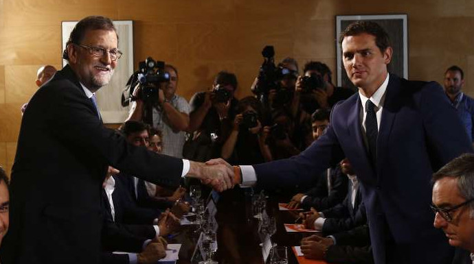 Rivera y Rajoy, al alcanzar el pacto para la investidura en agosto de 2016
