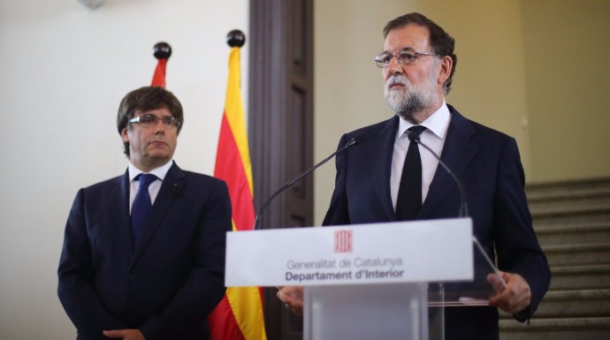 Rajoy y Puigdemont escenifican la unidad de las instituciones y fuerzas políticas.