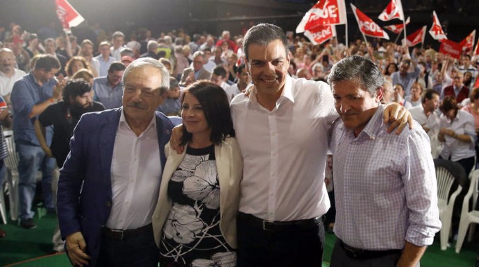 Pedro Sánchez flanqueado por Javier Fernández y Adriana Lastra.
