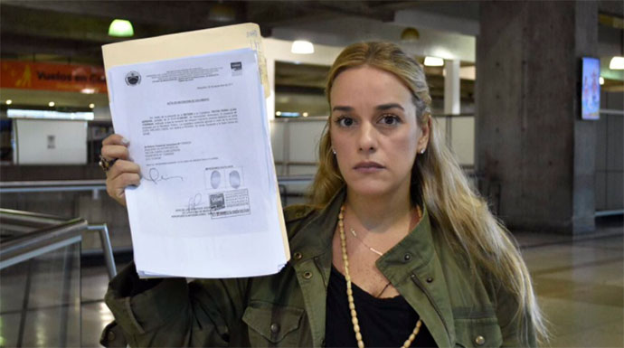 Tintori sujeta el documento en el que se le comunica la retirada del pasaporte.