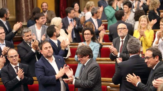 Diputados de Junts pel Sí celebran la aprobación de la Ley del Referéndum.