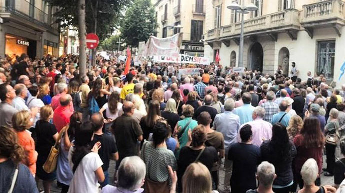 Concentración de independentistas frente al Ayuntamiento de Mataró.