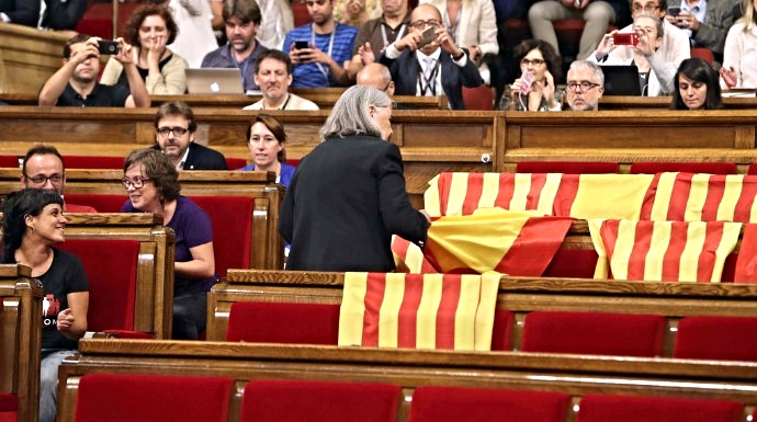 Momento en el que la diputada retiraba las banderas de España.