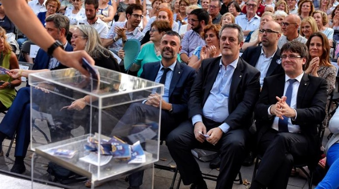 Puigdemont, en un acto independentista frente a una urna.