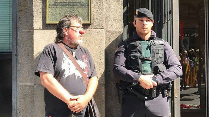 Fotografía difundida en Twitter por @IgorMeltxor. Una persona se pone una nariz de payaso junto a un guardia civil.