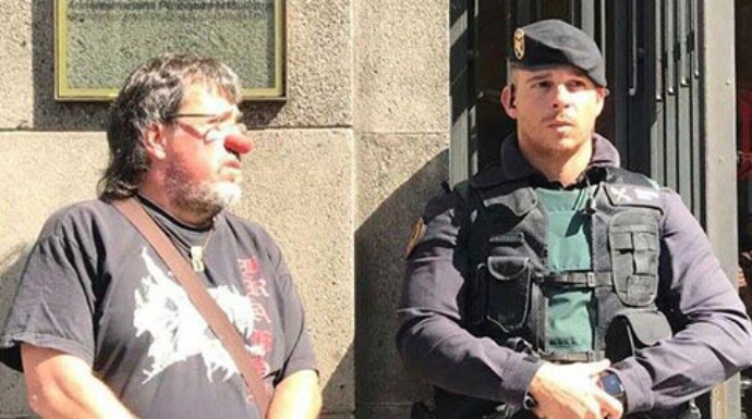 El concejal de ERC, Jordi Pesarrodona, en la foto que se ha hecho viral en los acontecimientos del miércoles.