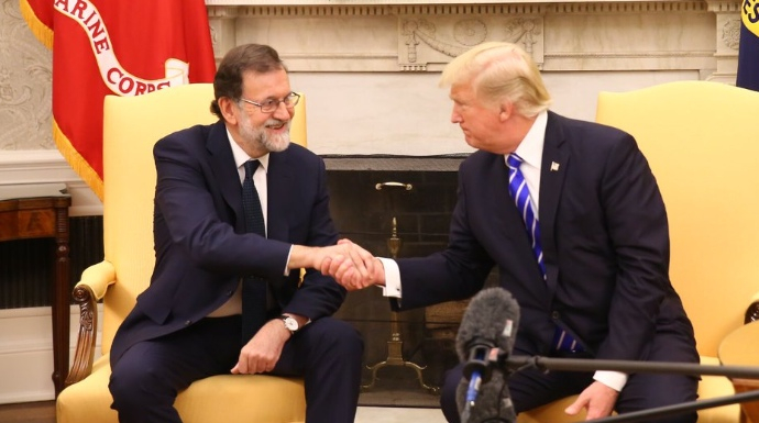 Rajoy y Trump, en la tradicional fotografía de la chimenea del Despacho Oval (Twitter La Moncloa)