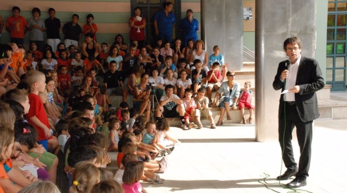 Puigdemont en el colegio de sus hijas en una imagen de archivo. 