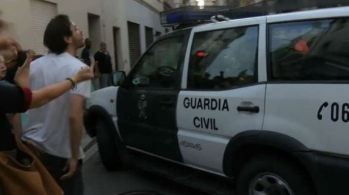 Independentistas acosan a la Guardia Civil este lunes en Calella.