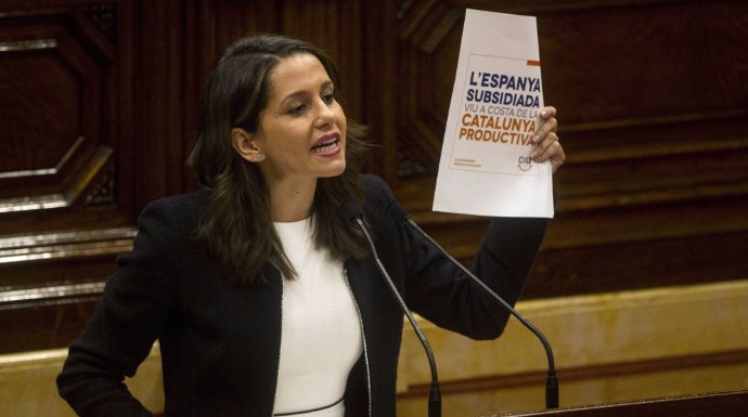 Inés Arrimadas durante su discurso en el Parlament.