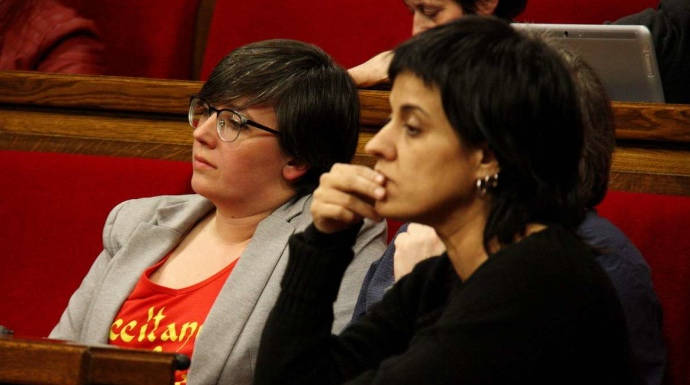 Las "cuperas" Mireia Boya y Anna Gabriel, en el Parlament.