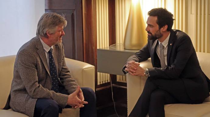 El presidente del Parlament, Roger Torrent, este lunes con el cónsul de Finlandia, Albert Ginjaume.