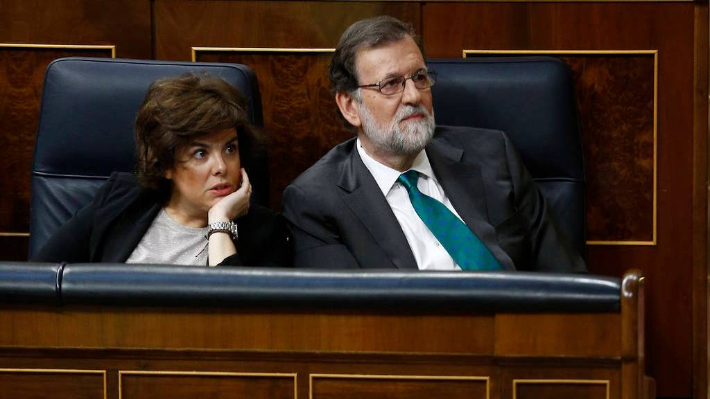 Rajoy y Soraya durante la moción de censura.