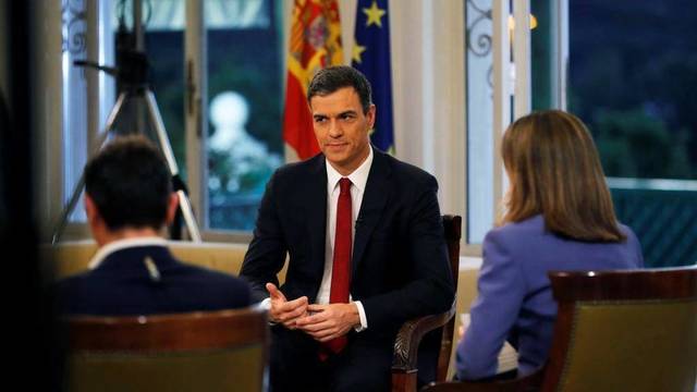 Sánchez reaparece 11 días después para confirmar que se quedará en Moncloa hasta 2020