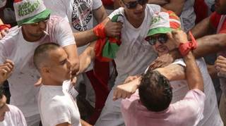 La Manada filoetarra de San Fermín ataca a un grupo de chavales por cantar 'Que Viva España'