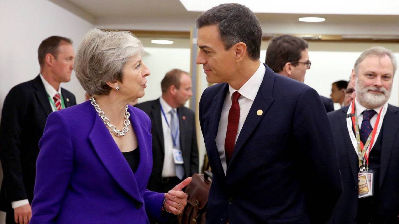 Pedro Sánchez junto a Theresa May.