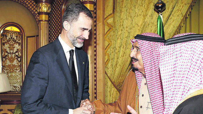 Felipe VI saludando al Rey de Arabia Saudí