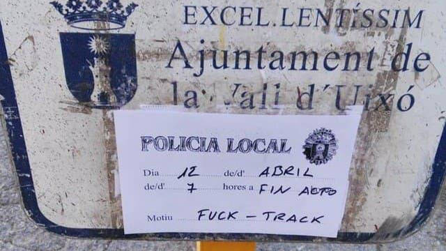 Cartel con el mensaje de "fuck truck" en la Vall d'Uixó