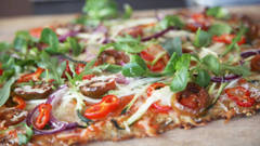 ¡Receta!: Pizza de masa coliflor con verduras