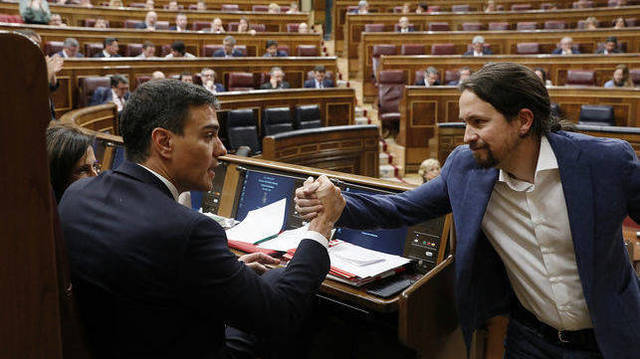 Podemos echa mano de la peculiar  'deuda' de Sánchez con Iglesias para tratar de forzar un acuerdo