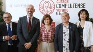 La austera Carmen Calvo enseña a los españoles a 'apretarse el cinturón'