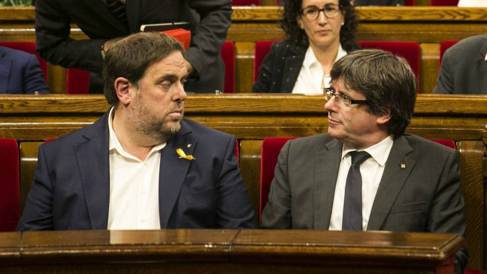 Junqueras y Puigdemont, en el parlamento catalán con Marta Rovira al fondo