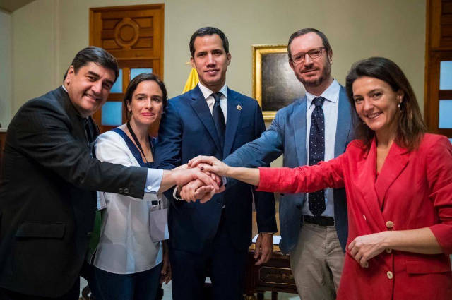 Guaidó con parlamentarios españoles esta semana en Caracas.