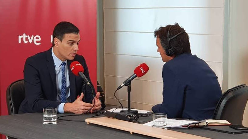 Pedro Sánchez e Íñigo Alfonso, presentador de RNE.