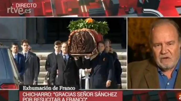 Momento de la retransmisión en directo de TVE de la exhumación de los restos de Franco.
