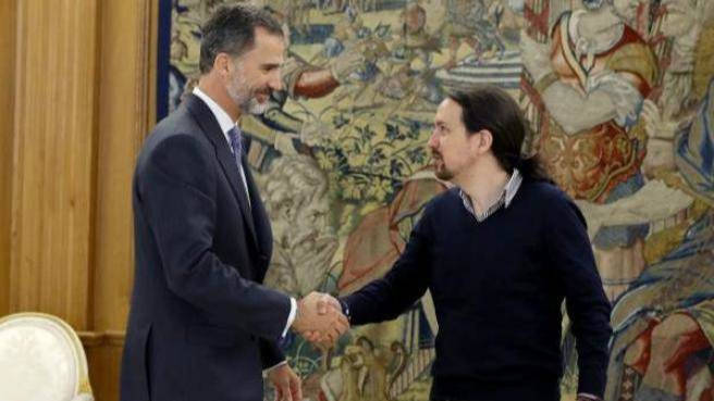 Felipe VI y Pablo Iglesias, en una recepción en Zarzuela